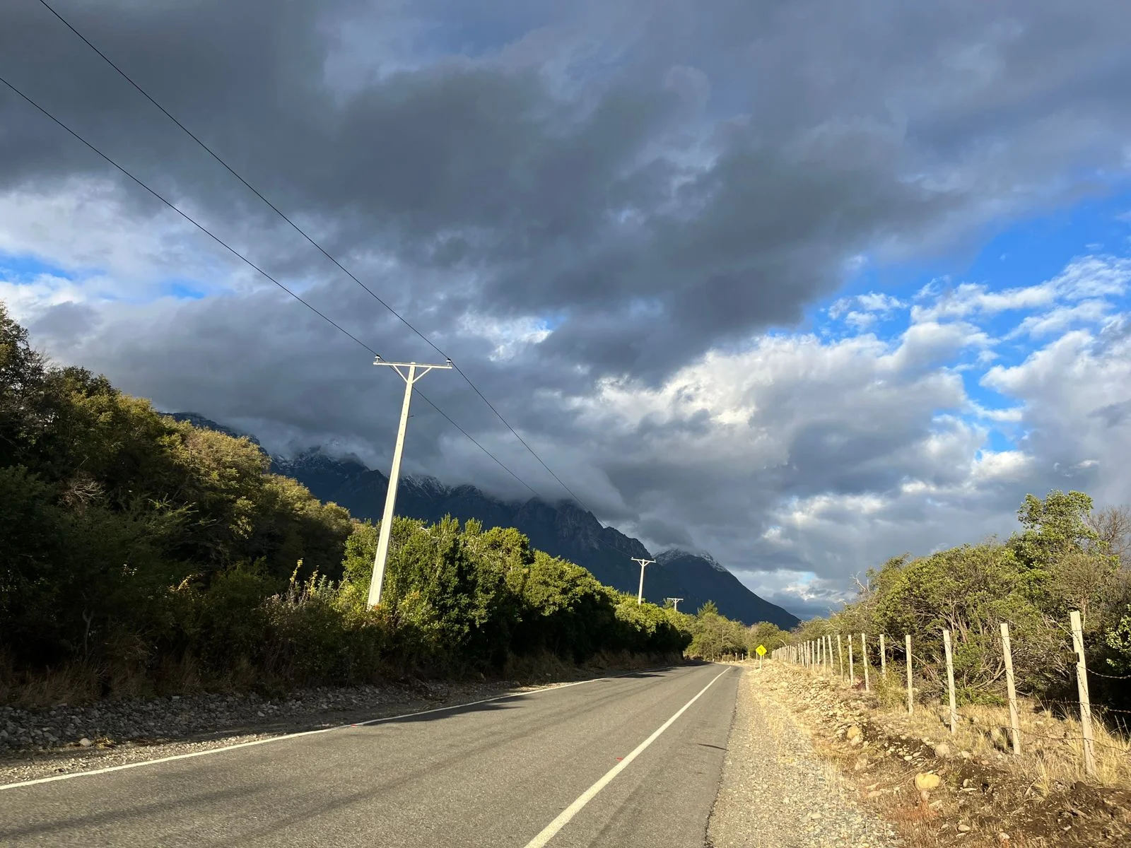 Vista panorámica del paisaje y una porción del río Ñuble en San Fabián de Alico.